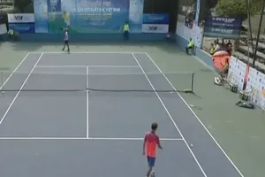 Tay vợt Linh Giang giao bóng “bay” luôn vợt