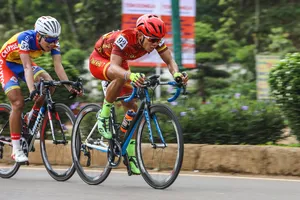 Huỳnh Thanh Tùng 'thôn tính' ngôi đầu giải áo xanh