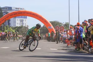 Dân phố núi Pleiku rộn ràng xem đua xe đạp 