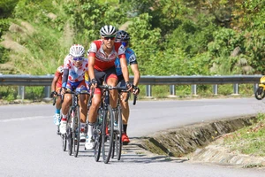 Alex 'xé' áo vàng Cúp Truyền hình của Nguyễn Văn Dương