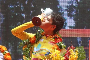 Ariya Phounsavath đăng quang áo vàng Cúp Truyền hình