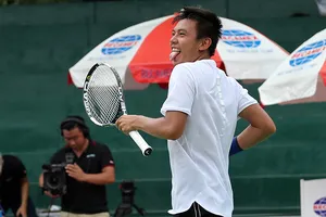 Lý Hoàng Nam thắng vũ bão, buộc đối thủ bỏ cuộc