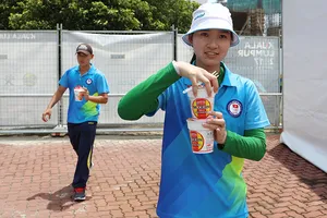 Cung thủ Việt Nam ăn mì ly chờ thi đấu SEA Games