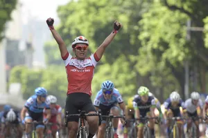 Lê Văn Duẩn chiếm ngôi đầu giải áo vàng