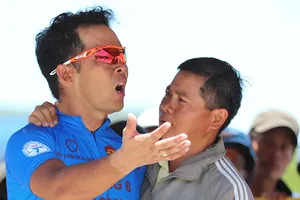 Lê Văn Duẩn nổi nóng vì bị tước giải thưởng dọc đường