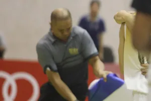 Thua trận, HLV City Wings xách ghế đòi phang trọng tài