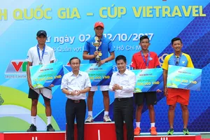 Tay vợt Phạm Minh Tuấn rơi nước mắt lên ngôi vô địch