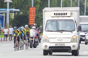 Không thể “khóa đường”, VĐV xe đạp đua cùng... xe hơi