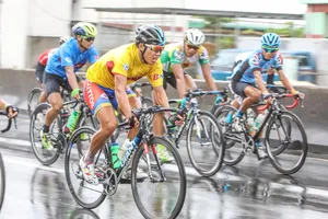 Lê Nguyệt Minh thắng chặng 2 chiếm áo xanh nước rút