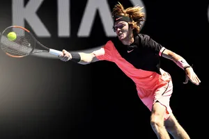 Cứu bóng đứt dây giày, ‘thần đồng’ Nga vẫn gác vợt