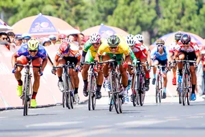 Cuộc chiến đoạt áo xanh chưa có hồi kết