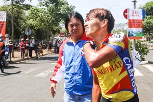 Minh Trí gãy xương vai rời đường đua ngày Đồng Tháp đại thắng