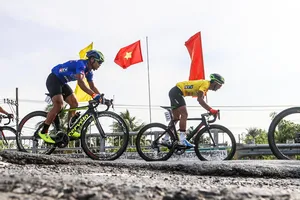 Nguyễn Thành Tâm chạm một tay vào áo vàng chung cuộc