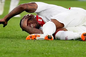 Chuyển động World Cup: Farfan bất tỉnh sau va chạm kinh hoàng