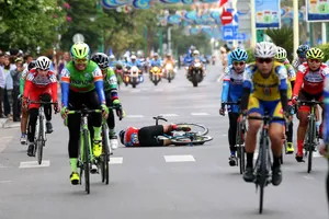Tay đua TP.HCM gặp nạn ngày xe đạp nữ An Giang khởi tranh