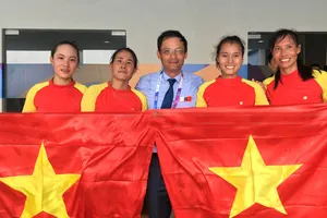 Bốn cô gái “vàng” Rowing rơi lệ khi hát quốc ca Việt Nam