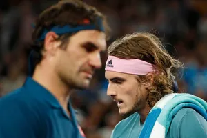 Xem clip tay vợt 20 tuổi Tsitsipas 'hành hạ' Federer