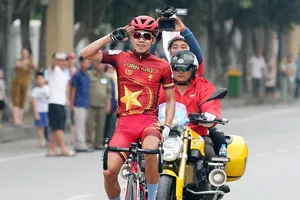 Huỳnh Thanh Tùng ‘nổ súng’, tặng chiến thắng cho vợ mới cưới