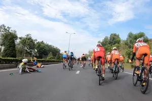 Nguyễn Tấn Hoài té lộn vòng rời đường đua Cúp Truyền Hình 