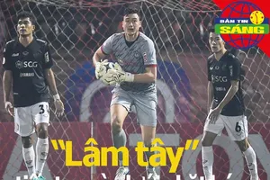 'Lâm tây” vào lưới nhặt bóng, Federer đi tiếp tại Pháp mở rộng