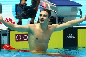 Clip kình ngư trẻ phá kỷ lục 200 m bướm của Michael Phepls