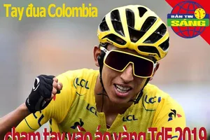 Tay đua Colombia chạm tay vào áo vàng Tour de France 2019