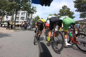 Tránh đồng nghiệp, tay đua Lê Nguyệt Minh hoảng loạn leo lề