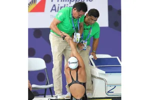 Đối thủ của Ánh Viên đuối sức, phải đi cấp cứu