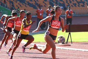 Knott phá kỷ lục 200 m, 'ngôi hậu' của Lê Tú Chinh lung lay