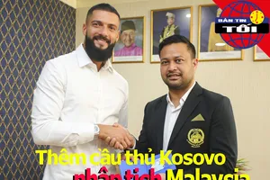 Đối thủ tuyển Việt Nam ồ ạt nhập tịch; 10 trọng tài thi trượt