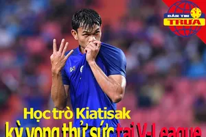 Học trò Kiatisak mong dự V-League; golf thủ chỉ trích TT Trump