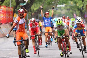 Clip Lê Nguyệt Minh 'nổ súng', lập hattrick thắng chặng Huế