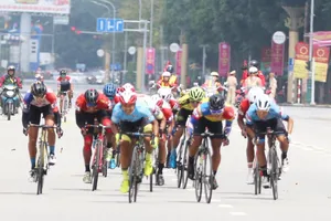 Tuấn Kiệt đánh bại Lê Nguyệt Minh, dẫn đầu giải áo trắng