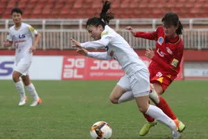 Các cô gái tất tả chạy dịch COVID-19