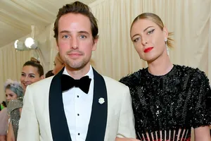 ‘Búp bê Nga’ đính hôn với triệu phú người Anh