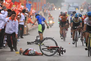 Clip: Thót tim với pha nước rút ở chặng 6 Cúp Truyền Hình