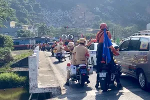 Clip đoàn đua Cúp Truyền Hình nháo nhào vì tàu lửa