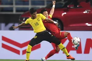 HLV tuyển Malaysia hốt hoảng vì mất ‘chân tiền’