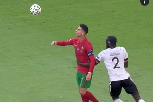 CR7 tung “skill” khi dễ đối thủ và cái kết đắng