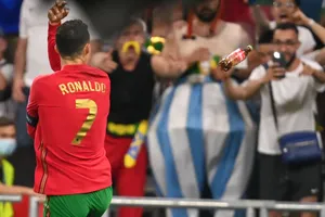 CR7 suýt bị 'ăn' chai Coca sau khi ghi bàn đưa Bồ đi tiếp