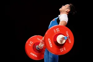 Thạch Kim Tuấn cử đẩy loạng choạng, Li Fabin phá kỷ lục Olympic