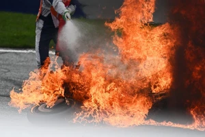 Hai xe môtô bốc cháy tại cuộc đua Grand Prix nước Áo