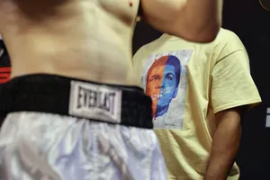 Cháu trai Muhammad Ali hạ knockout đối thủ trong 1’49”