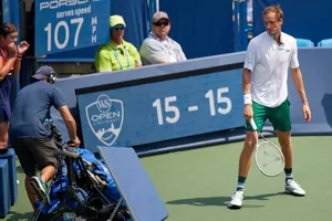 Lao vào máy quay, tay vợt Medvedev suýt gãy tay