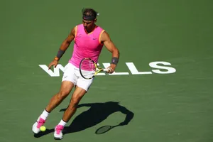 'Vua đất nện' phô diễn tuyệt kỹ tâng bóng tennis