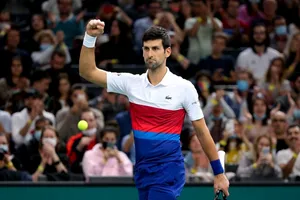 Djokovic chật vật giành trận thắng đầu tay