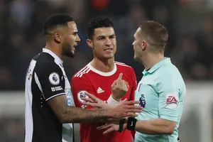 Cựu hậu vệ MU chê bai Ronaldo và Fernandes