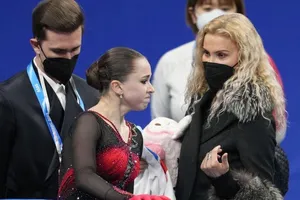 Chủ tịch IOC ớn lạnh với các trợ lý của 'thần đồng' Nga