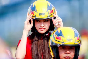 Áo vàng Cúp Truyền Hình ngẩn ngơ trước hoa hậu Lương Thùy Linh