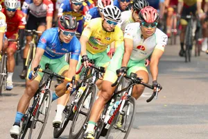 Clip cuộc đổi áo tiếp sức sau chiến thắng của Quàng Văn Cường